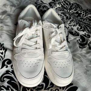 NWT American Eagle White Sneakers size 9